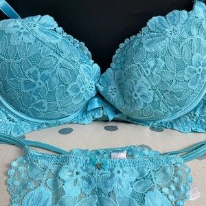 VICTORIA SECRET Blue Lace Underwear Set. Padded bra 32B, thong panties M. EUC!